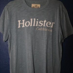 Hollister Men’s Blue Graphic Tee.